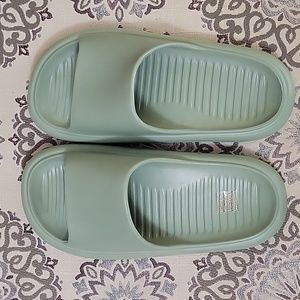 NWT,SEAFOAM GREEN FOAM SANDALS sz 6.5/7